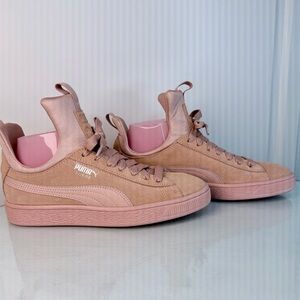 Size 4 Puma Pink Suede High Tops
Reg $80 Now $28 Size 4
